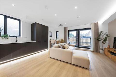 2 bedroom flat for sale, East Street, Epsom KT17