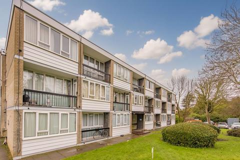 2 bedroom flat for sale, Ashbourne Close, Woodside Park, London, N12