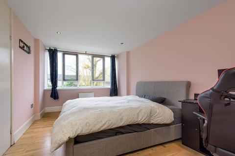 2 bedroom flat for sale, Ashbourne Close, Woodside Park, London, N12