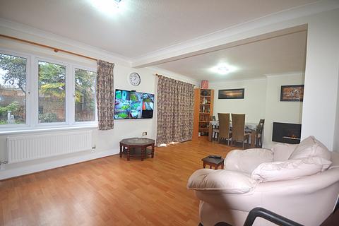 2 bedroom end of terrace house to rent, Ilford, IG5