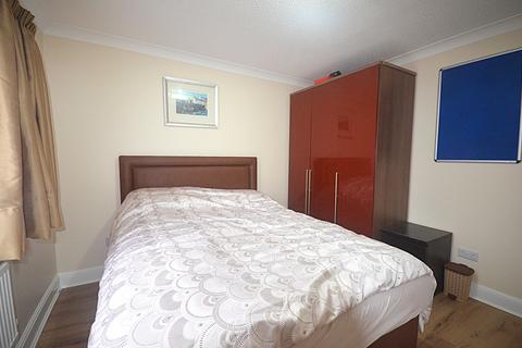 2 bedroom end of terrace house to rent, Ilford, IG5