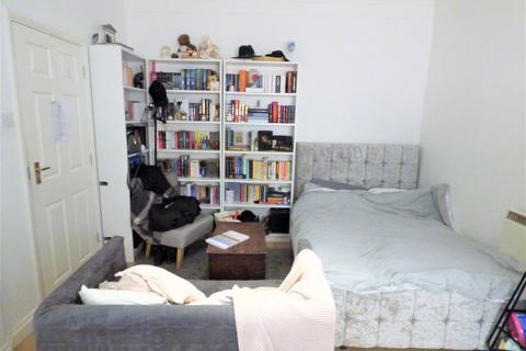 Studio to rent, Amber Court, Surbiton KT5