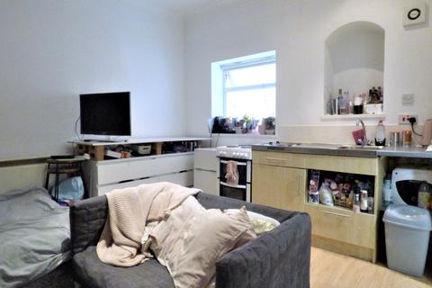 Studio to rent, Amber Court, Surbiton KT5