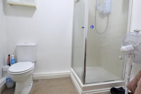 Studio to rent, Amber Court, Surbiton KT5
