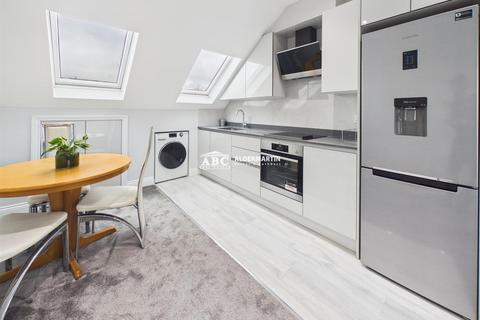 Studio to rent, Fairmead Crescent, Edgware