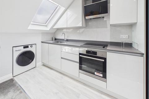 Studio to rent, Fairmead Crescent, Edgware