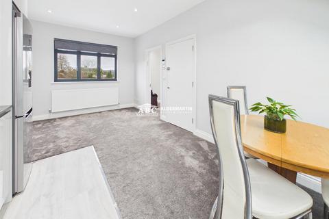 Studio to rent, Fairmead Crescent, Edgware