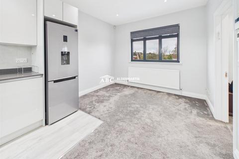 Studio to rent, Fairmead Crescent, Edgware