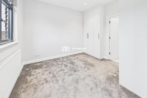 Studio to rent, Fairmead Crescent, Edgware