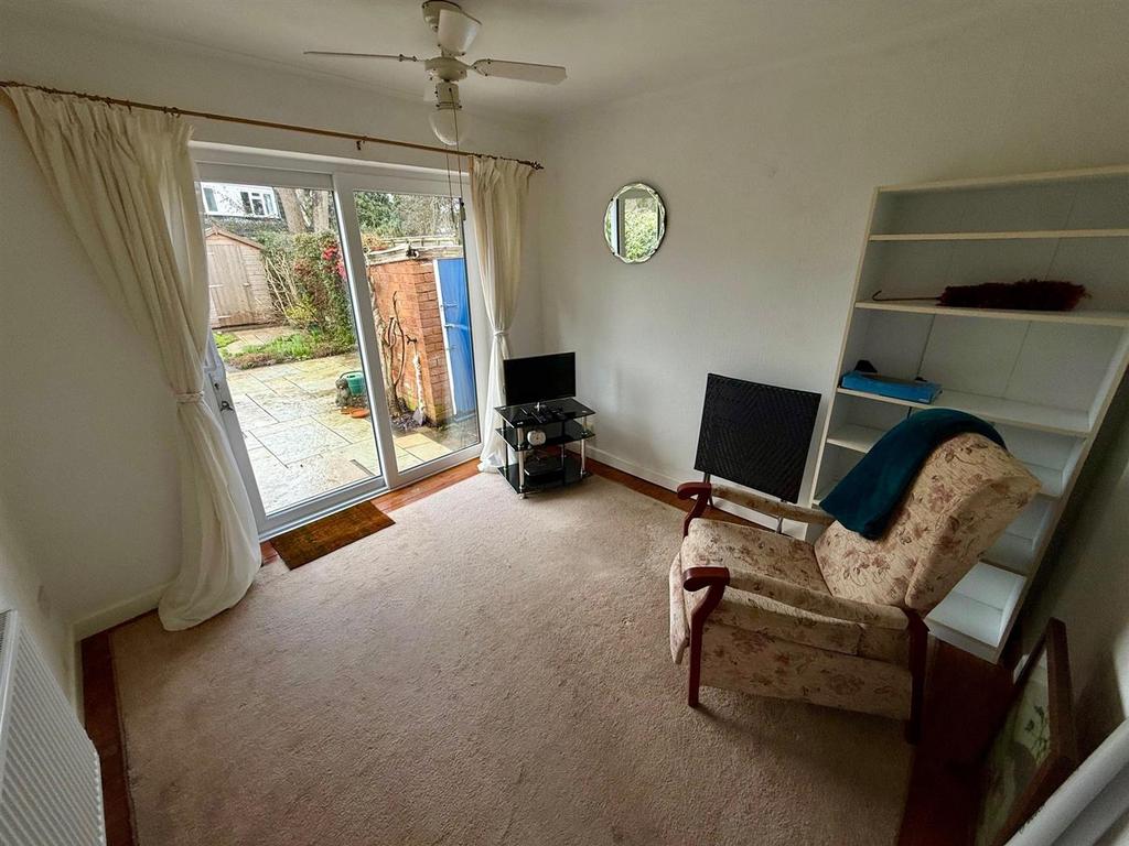TL140 Bed2.jpg