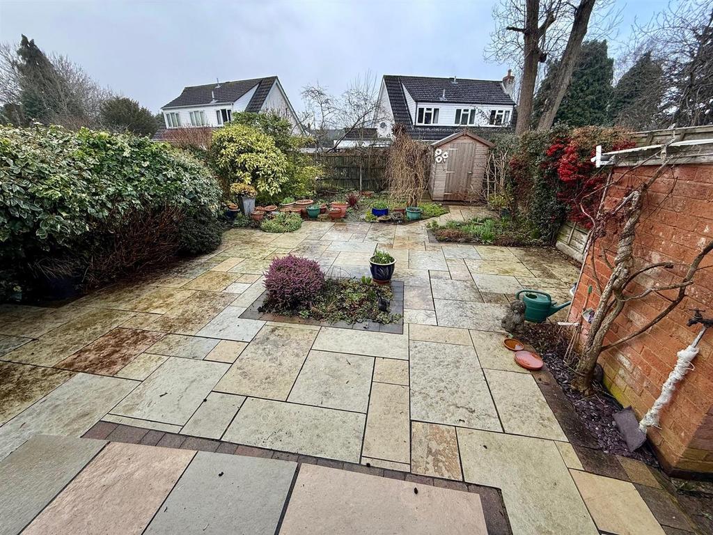 TL140 Garden2.jpg