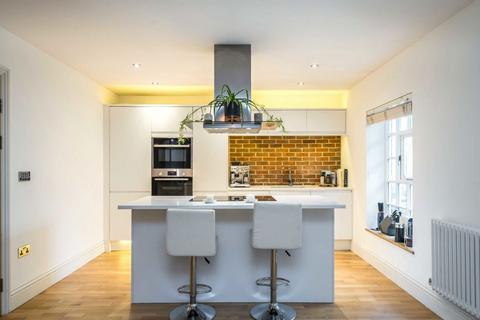 2 bedroom flat to rent, Welmar Mews, London SW4