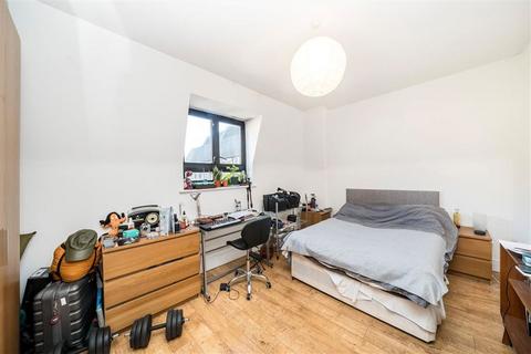 2 bedroom semi-detached house to rent, Lewisham Way, London SE4