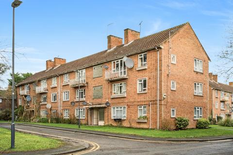 2 bedroom flat to rent, Milman Close, Pinner, HA5