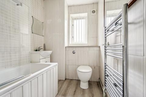 2 bedroom flat to rent, Milman Close, Pinner, HA5