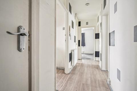 2 bedroom flat to rent, Milman Close, Pinner, HA5
