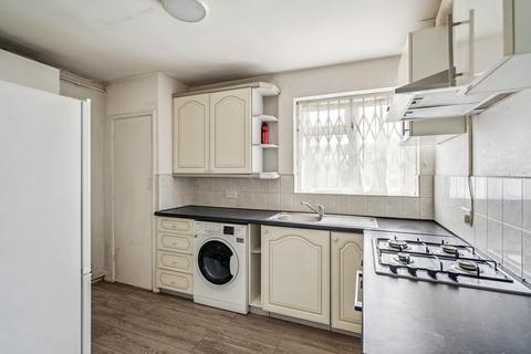 2 bedroom flat to rent, Milman Close, Pinner, HA5
