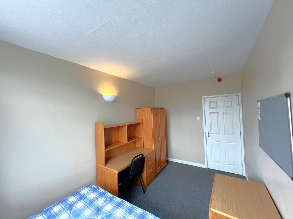 Bright, tidy single bedroom with a built-in stu...