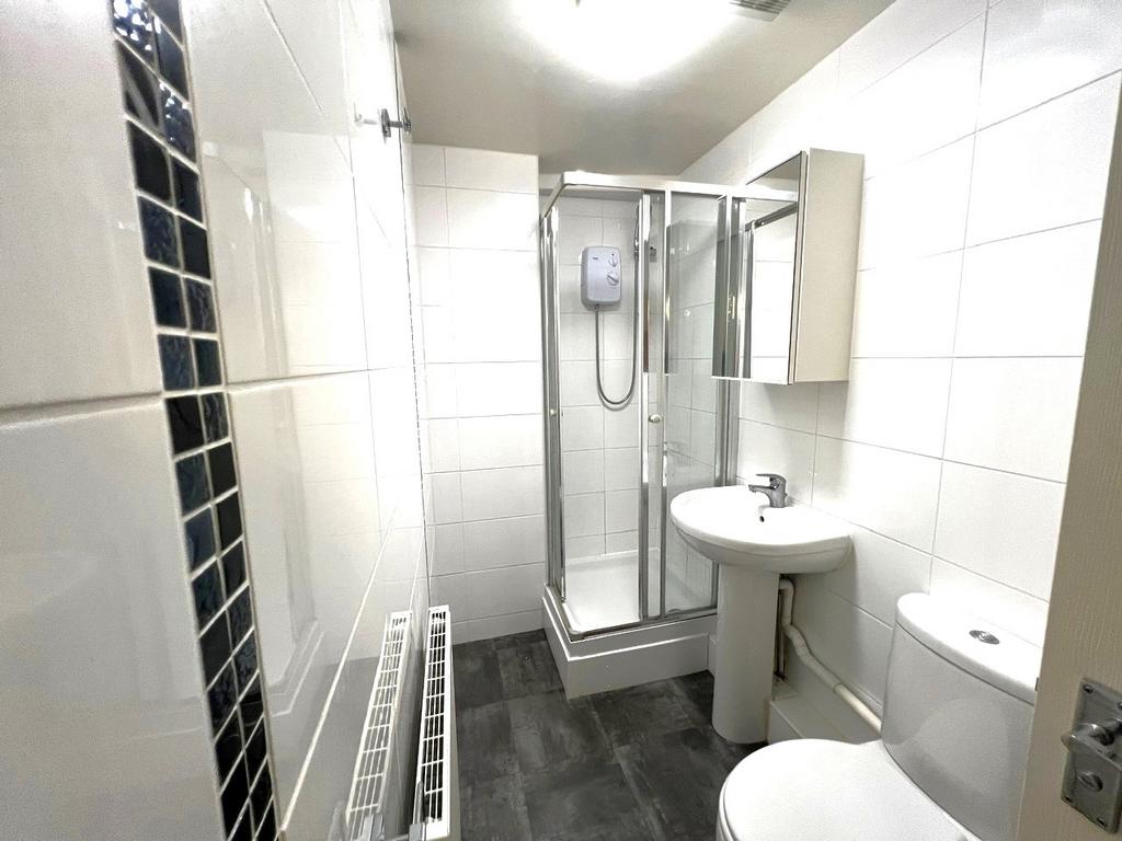 Bright, modern bathroom with a shower cubicle, ...