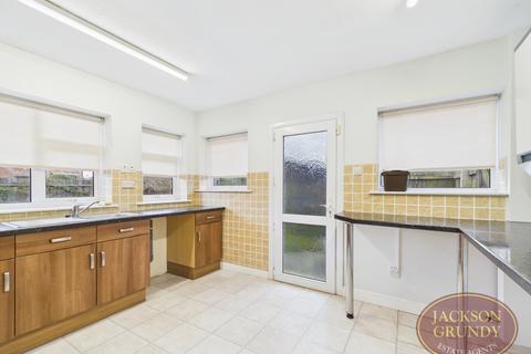 2 bedroom bungalow for sale, Debdale Road, Northampton, NN3 2TR