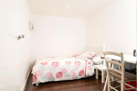 2 bedroom flat to rent, North End Road, London SW6