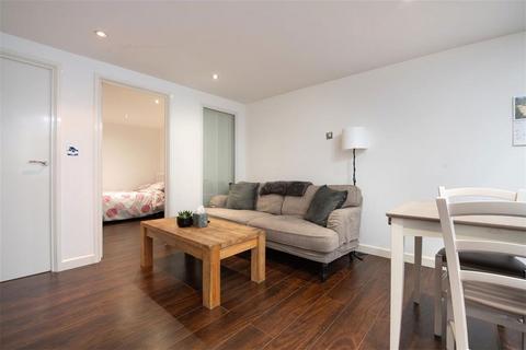 2 bedroom flat to rent, North End Road, London SW6