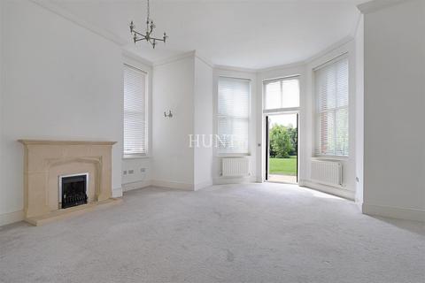 4 bedroom apartment for sale, Devonshire House, Repton Park, Woodford Green