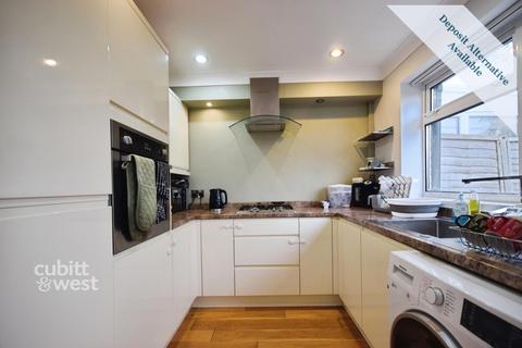 3 bedroom terraced house to rent, Maple Walk Rustington BN16