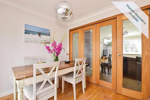 3 bedroom terraced house to rent, Maple Walk Rustington BN16