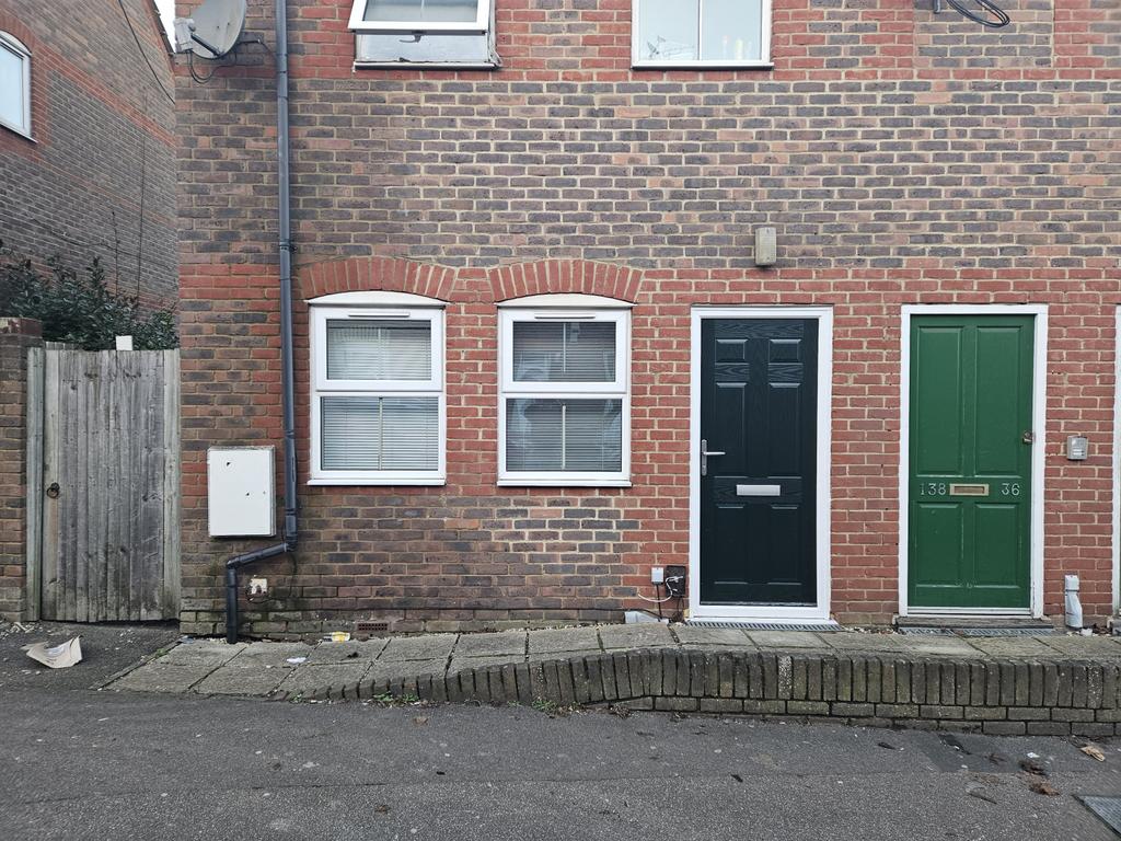 1 Bedroom Ground Floor Maisonette for Sale with 9