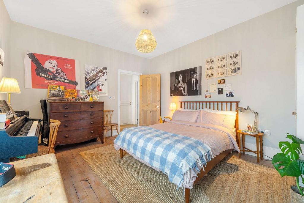 Bedroom 1 (2).JPG