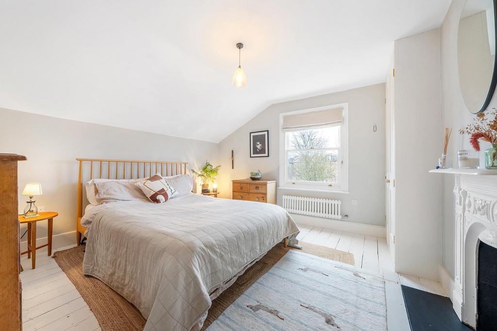 Bedroom 2 (2).JPG
