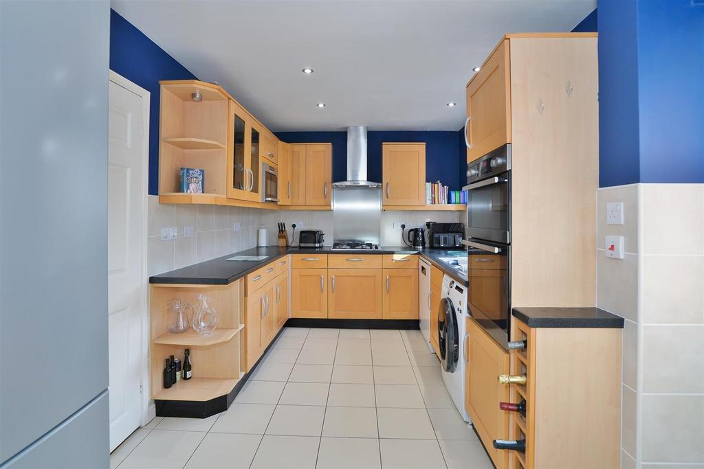 6 Colbourne Close-1.jpg