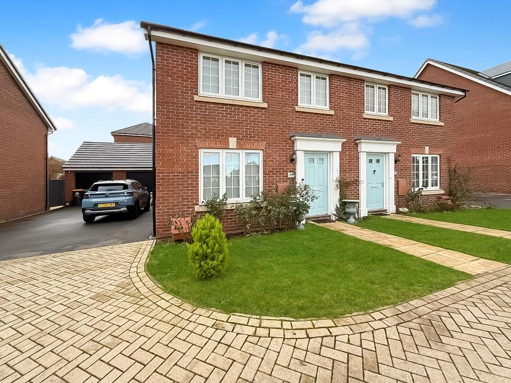 Houghton Regis, Bedfordshire LU5 4 bed semi-detached house for sale - £