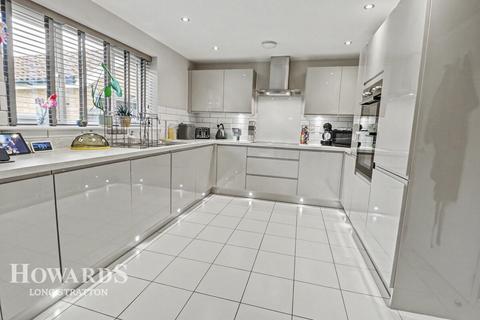 5 bedroom detached house for sale, Saxifrage Close, Tharston