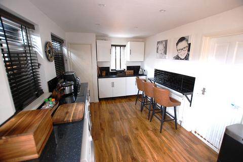 2 bedroom end of terrace house for sale, Northumberland Avenue, Greater Manchester OL7