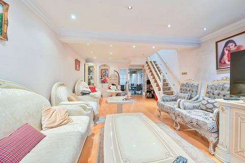 Waldeck Road, Strand on the Green, London, W4