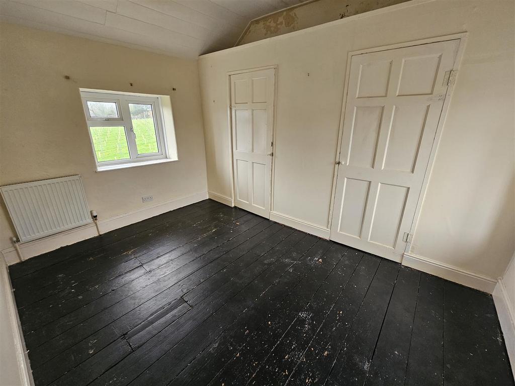 Bedroom 1.jpg