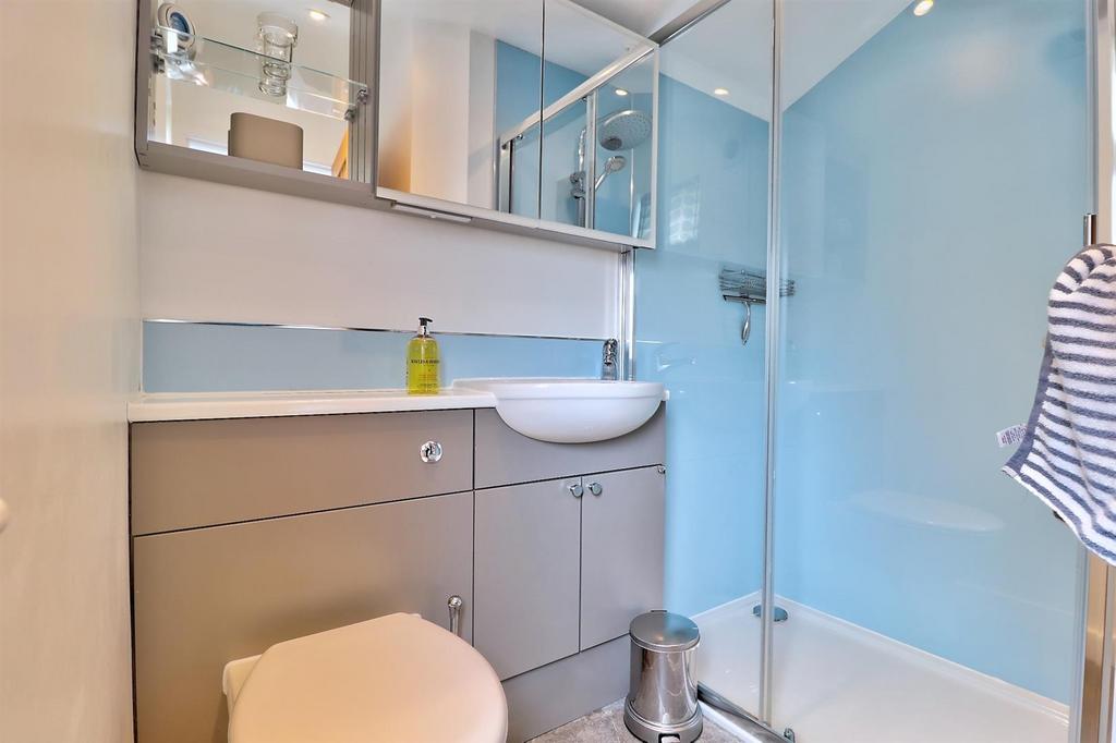 Bed 1 en suite.jpg
