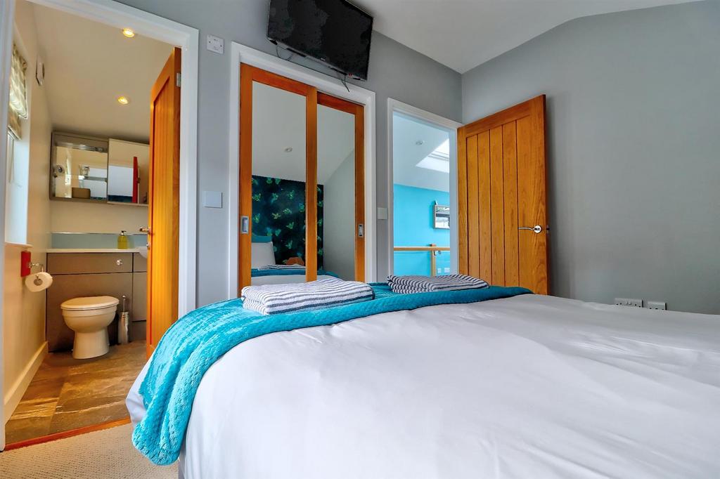 Bedroom 1 .2.jpg
