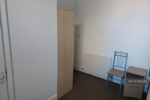 Studio to rent, Saltram Crescent, London, W9