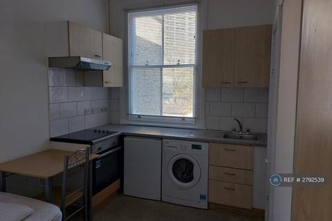 Studio to rent, Saltram Crescent, London, W9