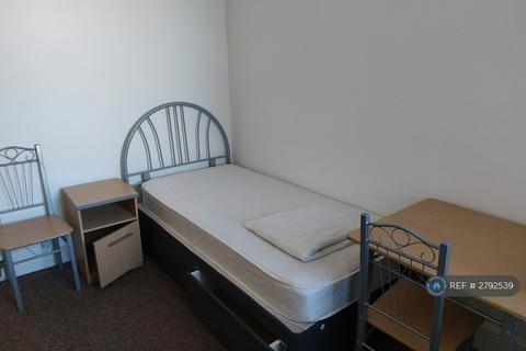 Studio to rent, Saltram Crescent, London, W9