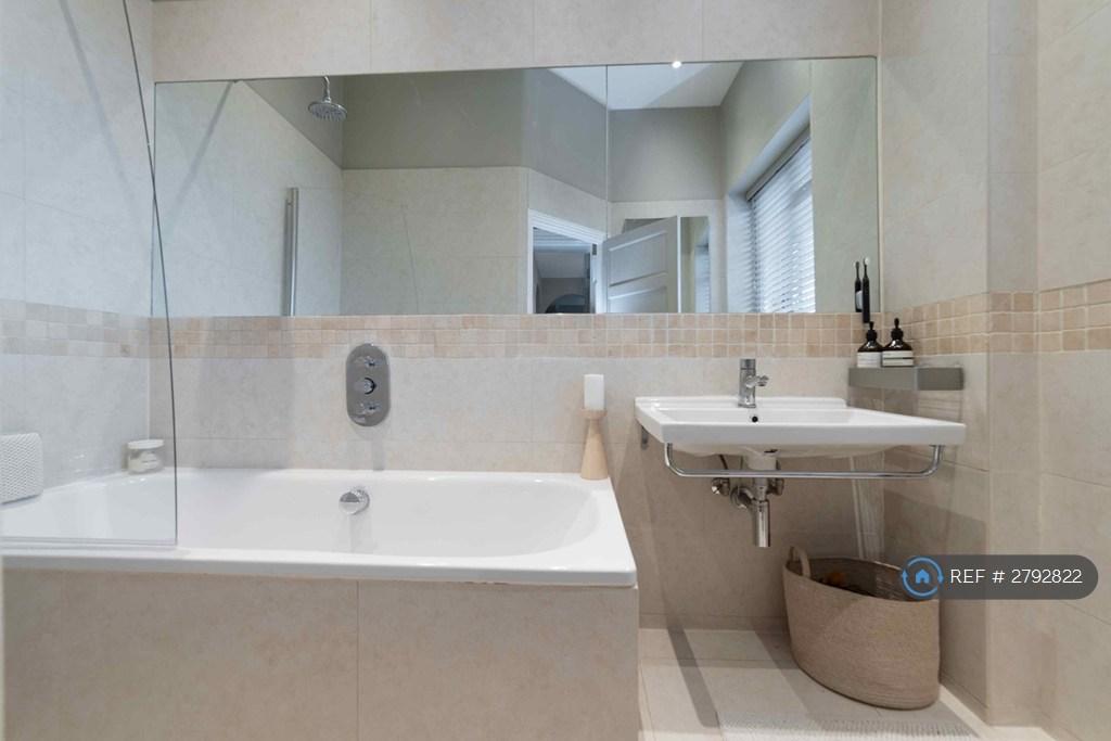 Main Bathroom/ Bath &amp; Shower