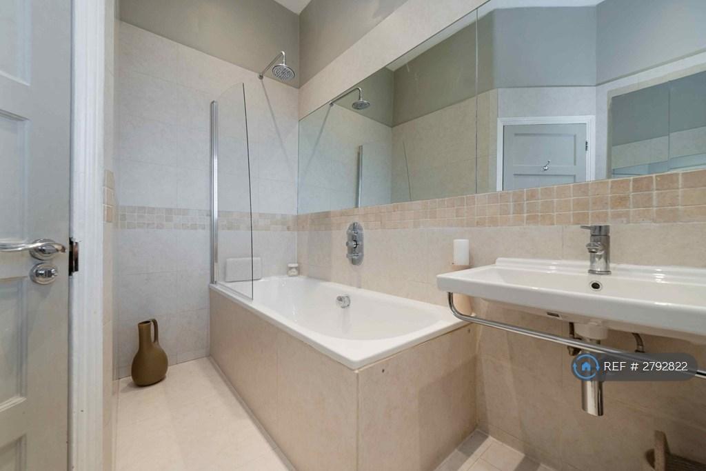 Main Bathroom/ Bath &amp; Shower