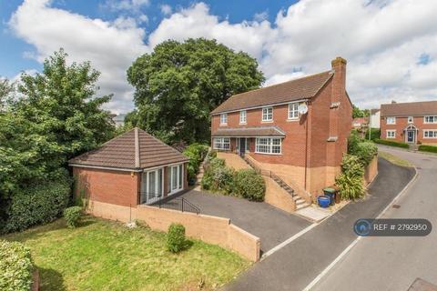 4 bedroom detached house to rent, Southfield Drive, Crediton, EX17