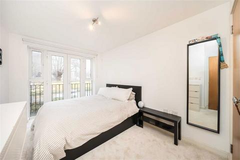 2 bedroom flat for sale, Poynders Road, London SW4