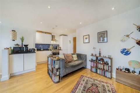 1 bedroom flat for sale, Lavender Hill, London SW11