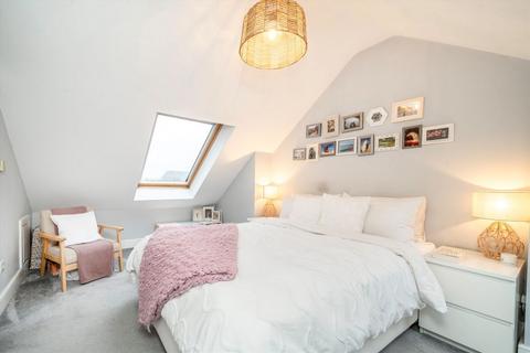 3 bedroom flat for sale, Cloister Road, London W3