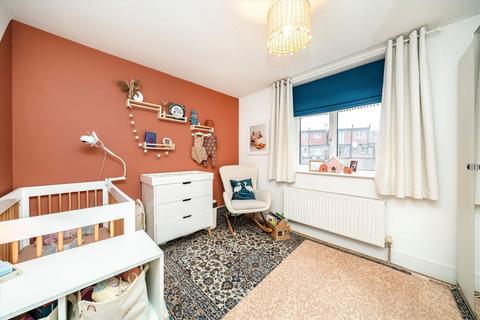 3 bedroom flat for sale, Cloister Road, London W3